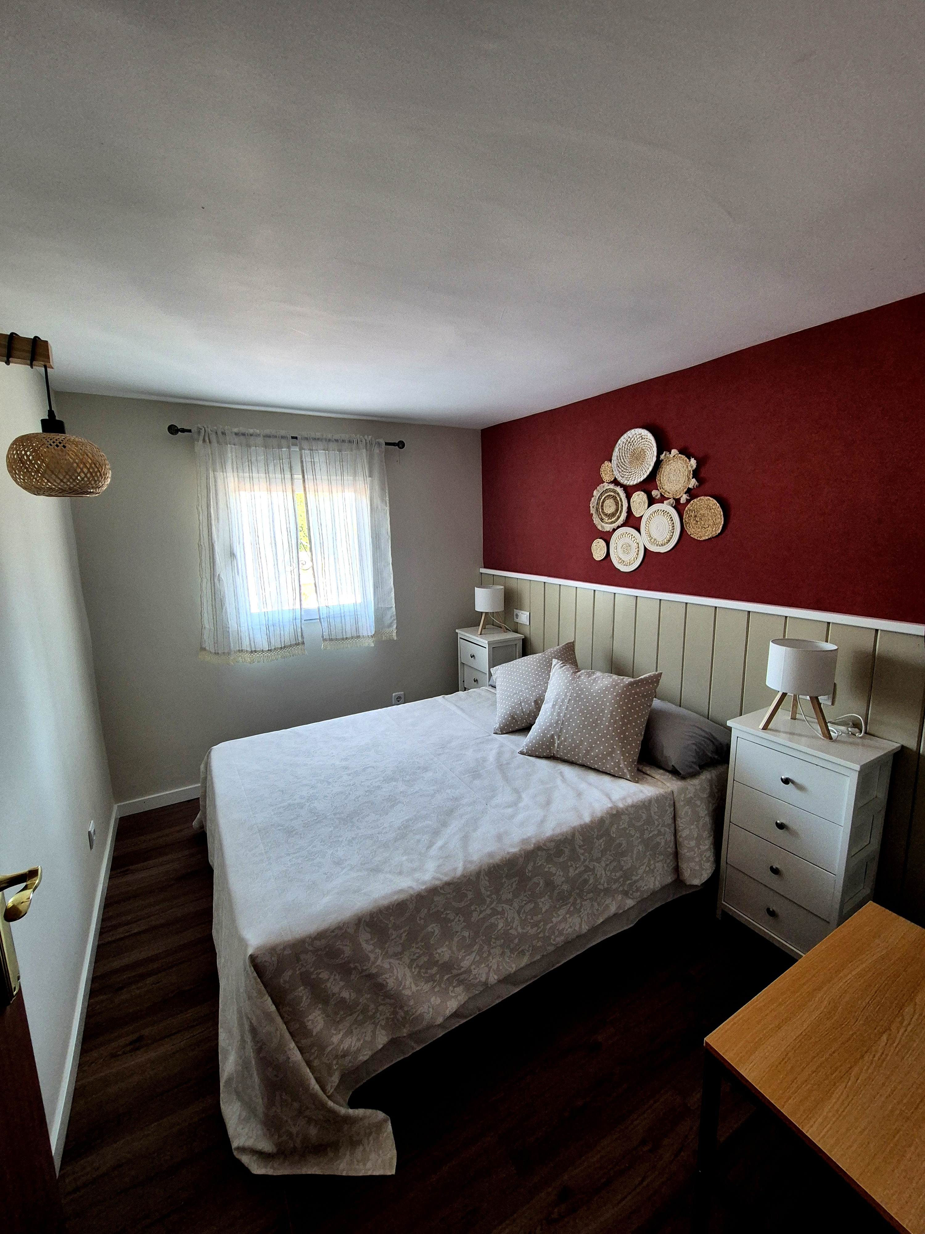 (located at: dxnonjtootasocmul2.txt) La habitaci? N que visto en la im? N es una habitaci? N individual, con una cama gran...